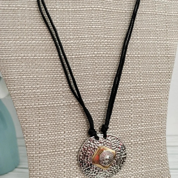 Vintage VCLM Large Silver Tone Hammered Medallion Pendant Corded Necklace 18" - Picture 4 of 5